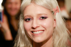 Positivamente clarividente de stila en Alice + Olivia | Belleza detrás del escenario